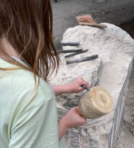 Schüler bearbeiten den Thüster Kalkstein